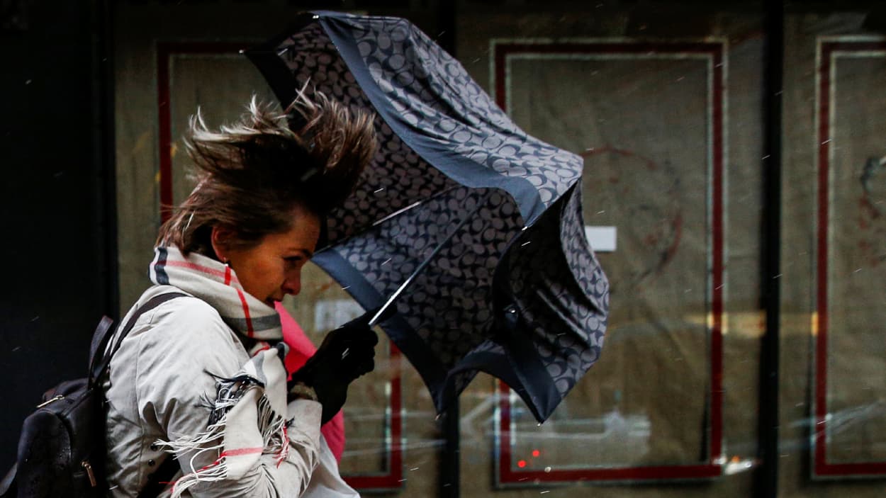 El servicio catalogó los vientos como "dañinos", los cuales podrían provocar árboles caídos y apagones de luz.