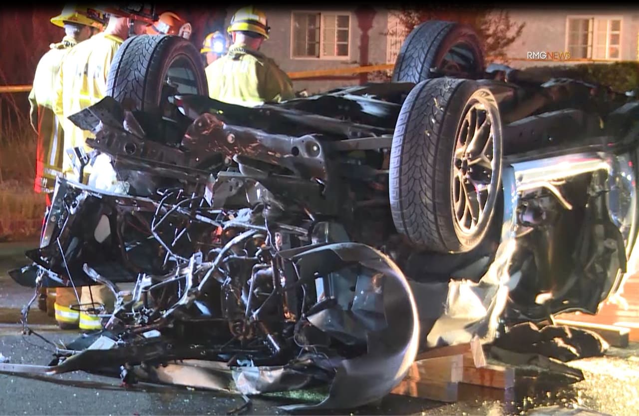 De acuerdo con las autoridades el auto en el que viajaban los Pérez , perdió el control e impactó con por lo menos dos vehículos estacionados y luego se volcó.