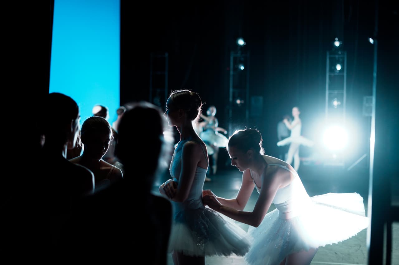 "Físicamente y emocionalmente exhaustos". Así se han descrito los bailarines de la compañía de ballet de la Ciudad de Kiev, que se encuentran en París, donde quedaron varados tras la invasión de Rusia a Ucrania, emprendida el pasado 24 de febrero. 
<br>
<br>👉 
<b><a href="https://www.univision.com/noticias/mundo/ultimas-noticias-guerra-rusia-ucrania-imagenes-en-vivo-mariupol" target="_blank">Así te estamos contando el desarrollo de la guerra entre Rusia y Ucrania.</a></b>