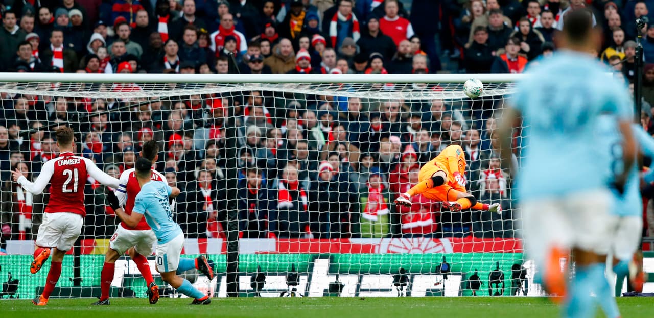 El goleador puso el balón por encima del arquero colombiano David Ospina, impotente en la gran definición del argentino.