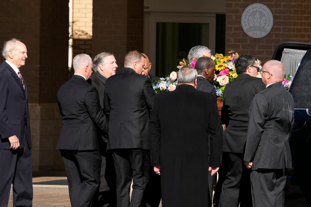 Un coche fúnebre llevó los restos de la señora Carter, los cuales fueron acompañados por miembros pasados y presentes de su destacamento del Servicio Secreto de EE.UU. La caravana de la familia Carter llegó al Centro Médico Phoebe Sumter en Americus.