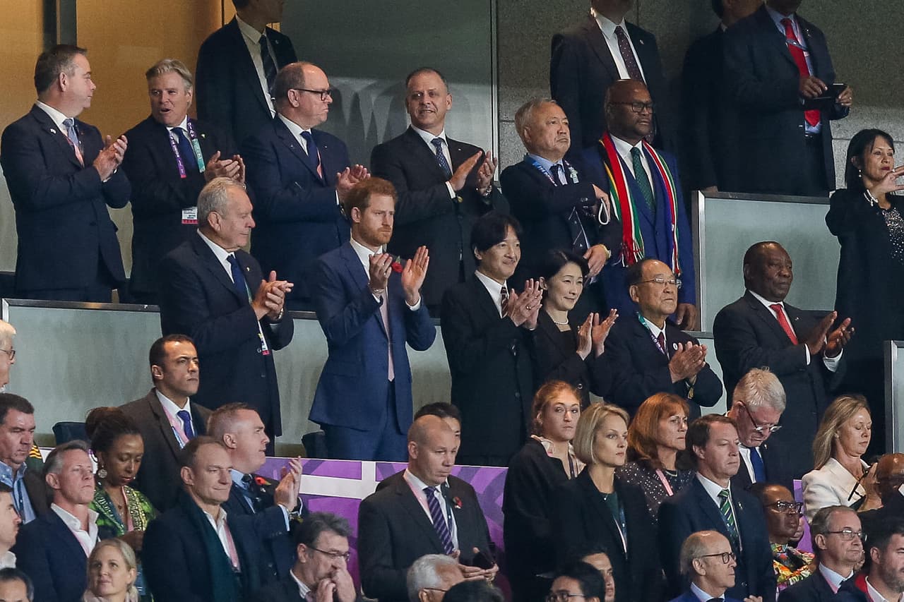 El duque de Sussex, acompañado por el príncipe Akishino de Japón, estuvo presente en la final del sábado pasado en la que 
<b><a href="https://www.univision.com/famosos/el-principe-harry-arruina-la-fiesta-del-equipo-de-sudafrica-luego-de-ganarle-a-inglaterra-en-el-mundial-de-rugby-video">el equipo de Inglaterra perdió</a></b> ante Sudáfrica por marcador de 32-12. El evento se llevó a cabo en el Estadio Yokohama.