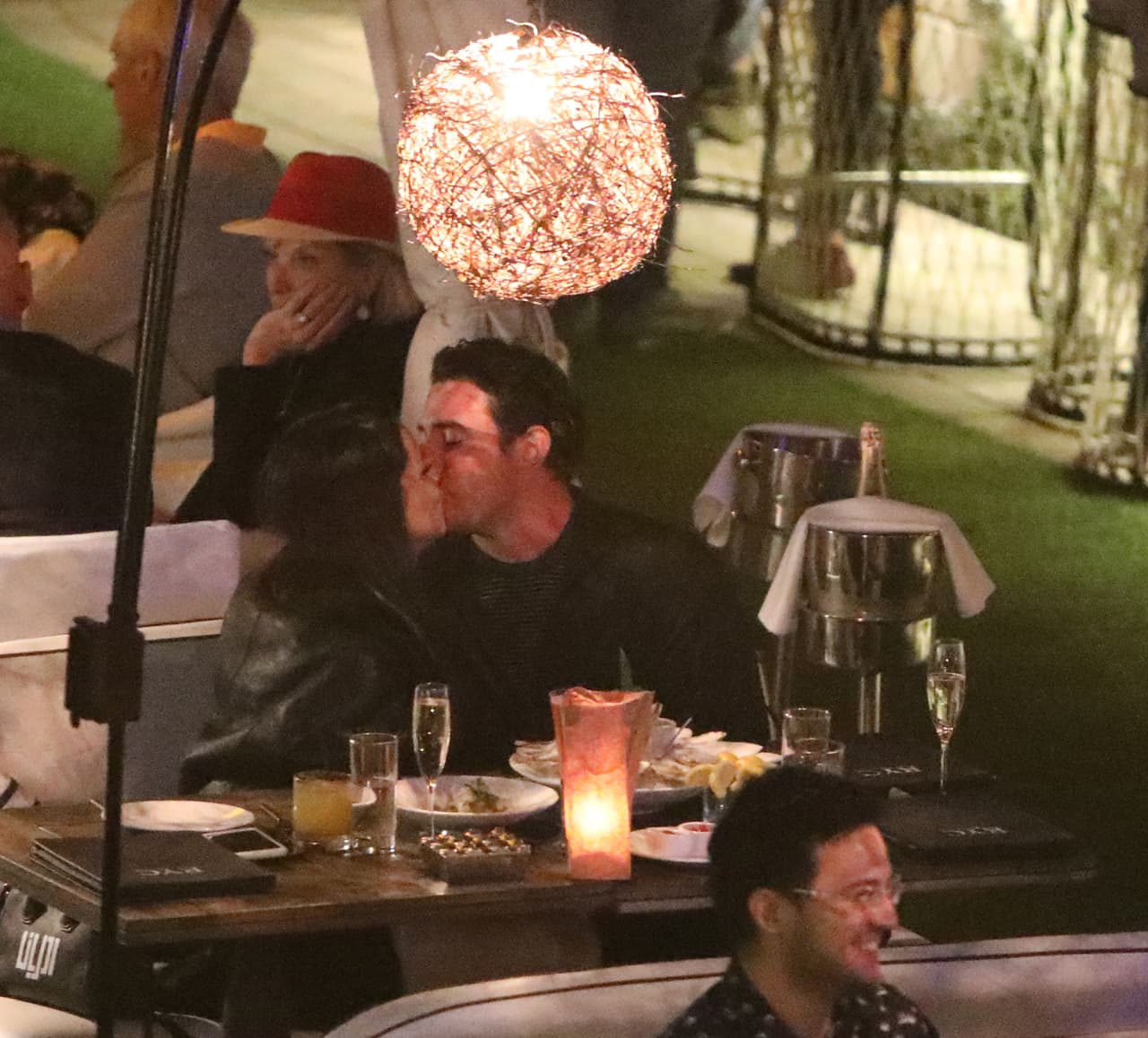 Adriana Lima rompió con el receptor de New England Patriots Julian Edelman hace sólo una semana. Sin embargo, se le vio besándose en un restaurante con el chico malo de los muchachos de Nueva York Mitch, Matt Harvey. Estas son las primeras fotos de la nueva pareja. La pareja llegó en yate y cenaron y tomaron champán por horas en el River Yacht Club el 15 de marzo de 2017, en Miami, Florida.