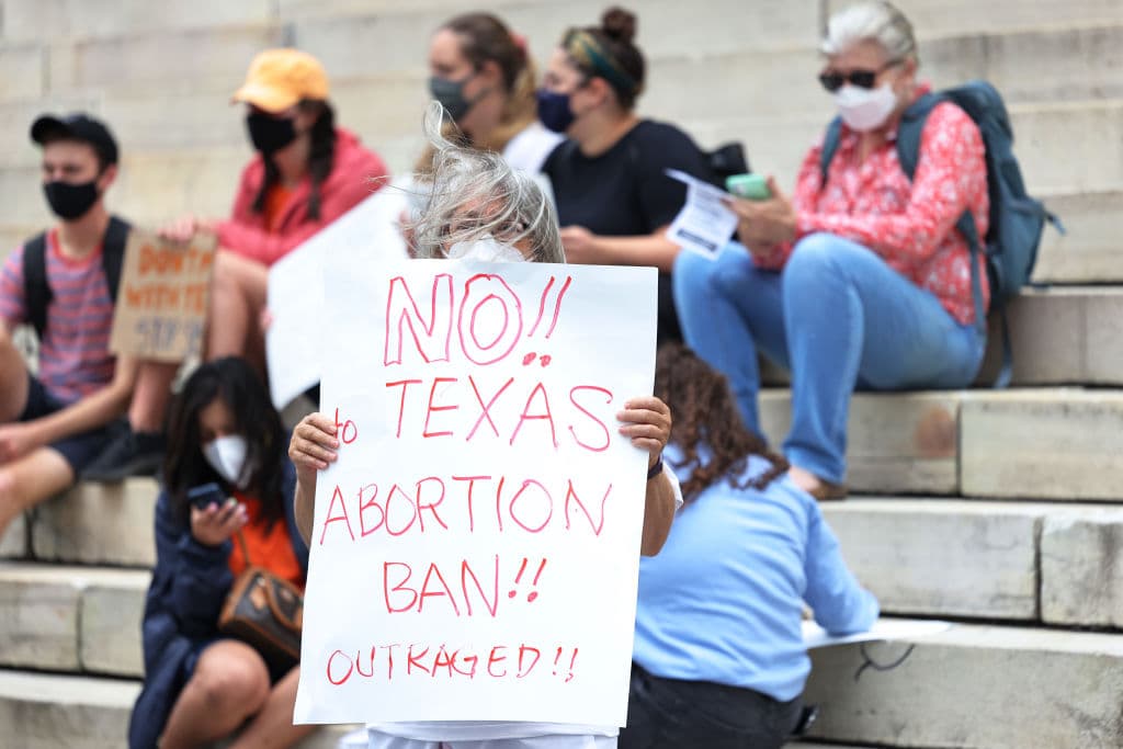 De restringir el aborto al porte de armas en público sin licencia: polémicas leyes que Texas puso en vigor esta semana