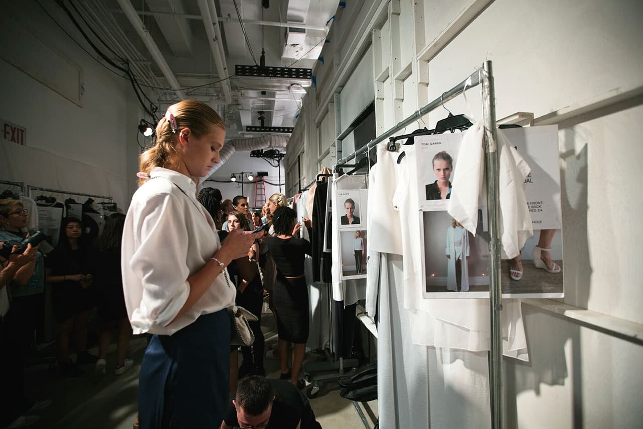 Todo el 'team' de Karigam estaba muy feliz por el debut de la firma después de siete años de pertenecer a la industria de la moda. Las selfies no se hicieron esperar. Diseñador Karigam. NYFW, Spring/Summer 2016 - 11/09/2015.