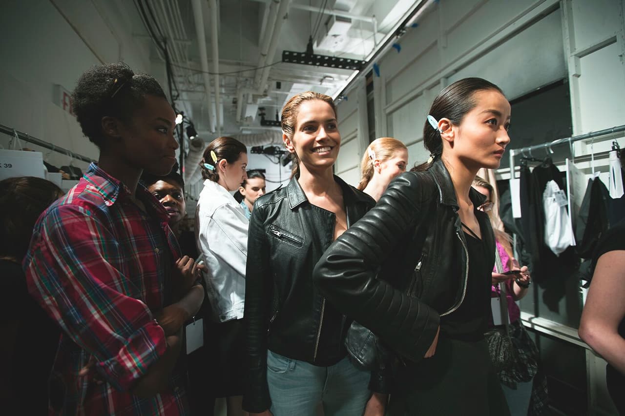 Todo el 'team' de Karigam estaba muy feliz por el debut de la firma después de siete años de pertenecer a la industria de la moda. Las selfies no se hicieron esperar. Diseñador Karigam. NYFW, Spring/Summer 2016 - 11/09/2015.