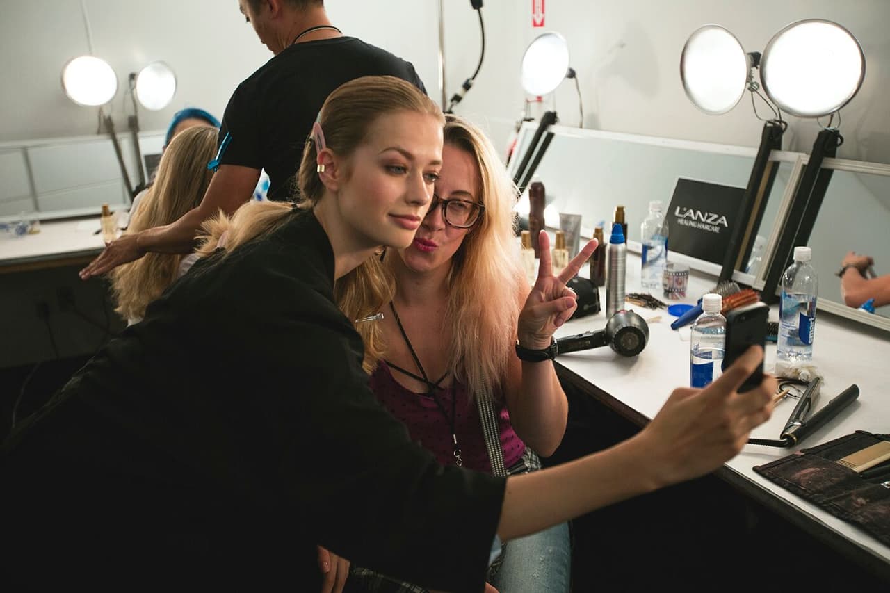 Todo el 'team' de Karigam estaba muy feliz por el debut de la firma después de siete años de pertenecer a la industria de la moda. Las selfies no se hicieron esperar. Diseñador Karigam. NYFW, Spring/Summer 2016 - 11/09/2015.