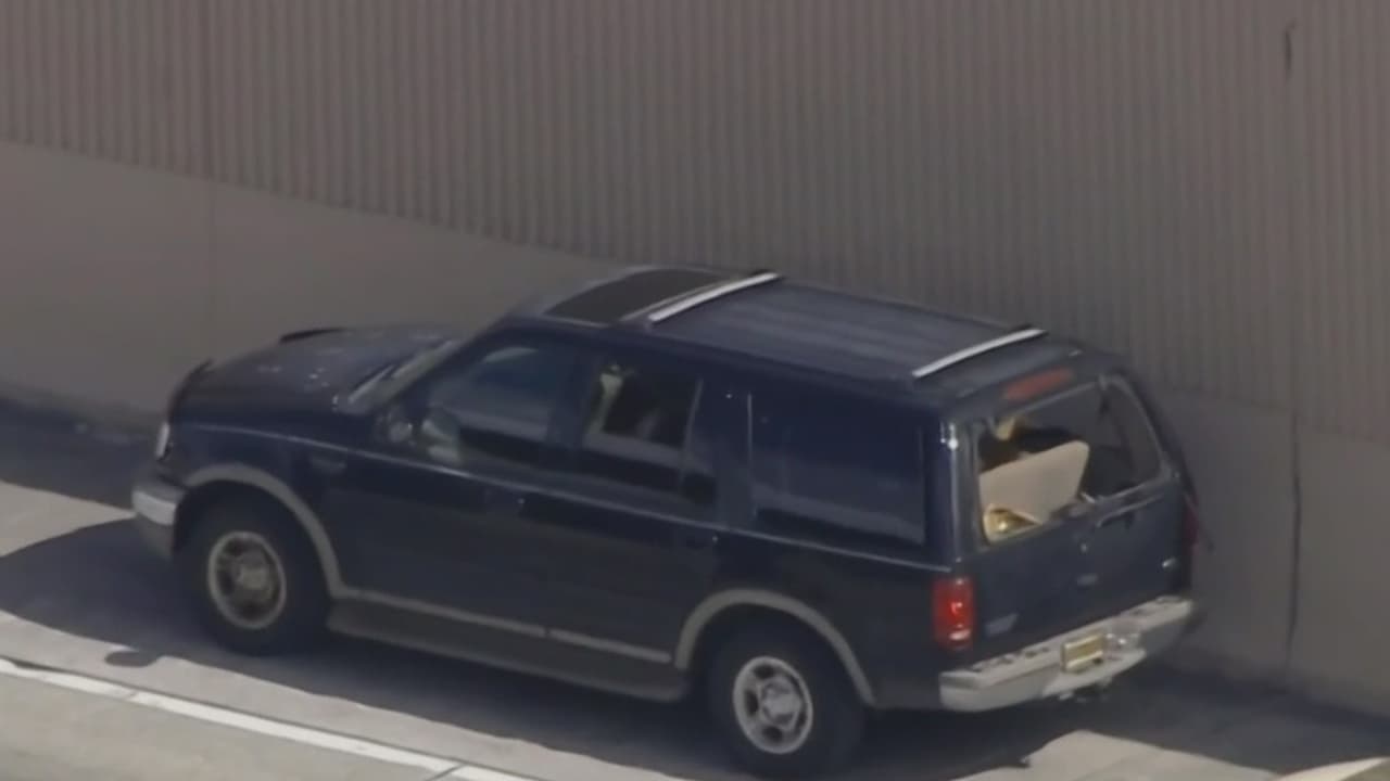 Oficiales de la patrulla de carreteras investiga un tiroteo en la autopista I-95