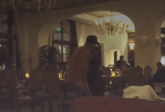 OMG! Justin le cantó súper romántico en un restaurante.