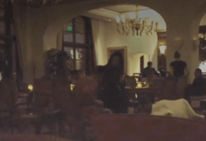 Una cena con velitas y luz tenue, seguro indica un 'reloaded'.