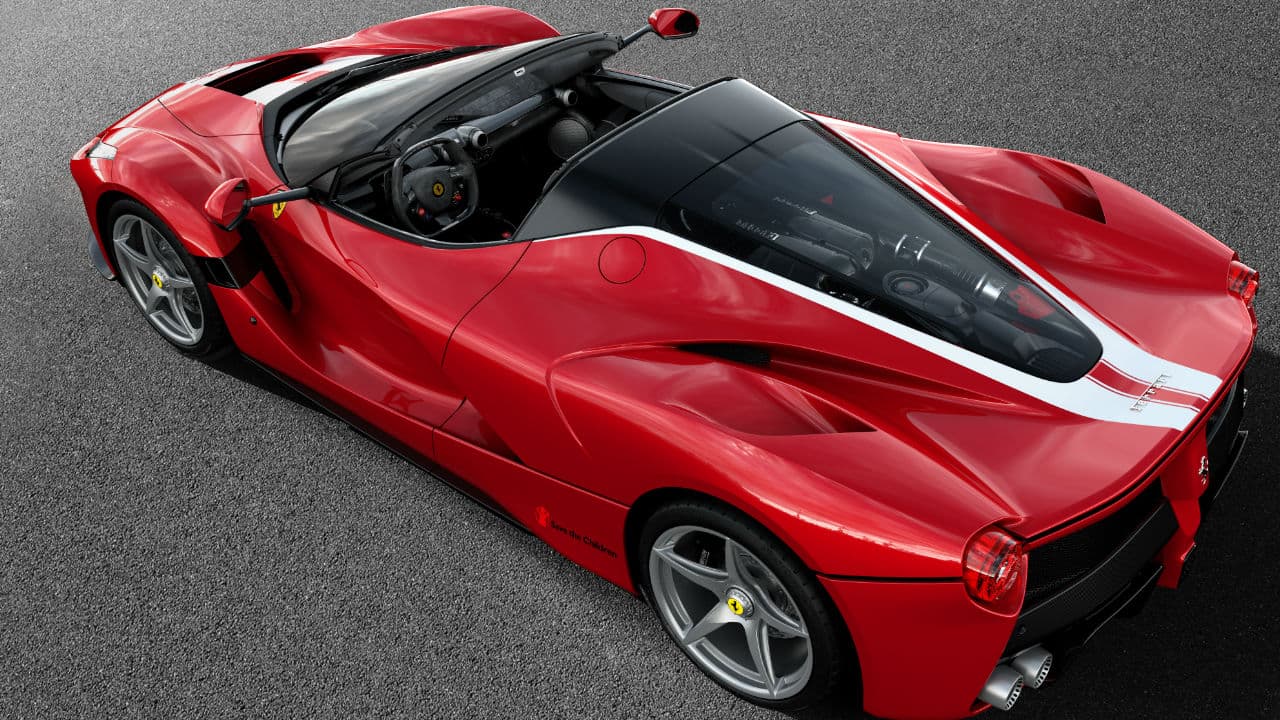 El 
<b>Ferrari LaFerrrari Aperta</b> dispone de un tren motriz híbrido. Sus dos motores (entre ellos un enorme V12) generan más de 900 caballos de fuerza. Utiliza una caja de cambios de siete marchas, doble embrague, F1, la suspensión delantera es de doble amortiguador, mientras que la trasera es multilink. En una anterior subasta de otro ejemplar de
<b> LaFerrari</b>, la marca logró reacuadar seis millones de euros.