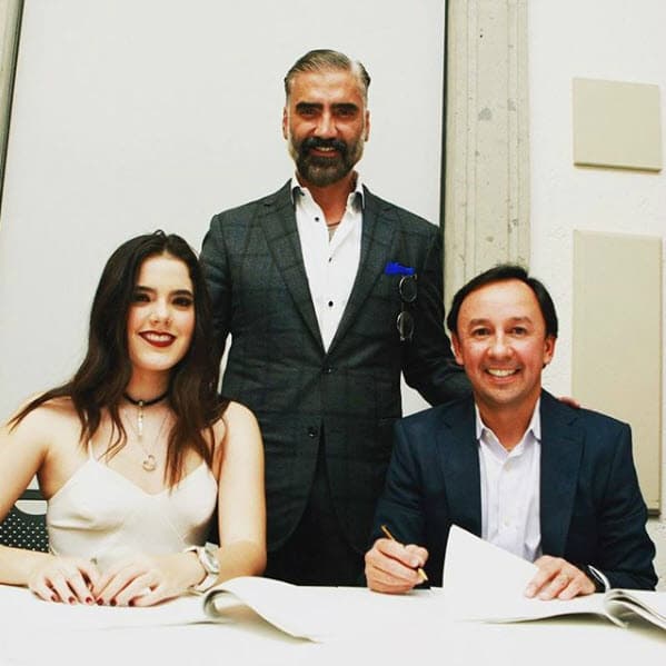 "Minutos antes de la firma con @umusicmexico, uno de los momentos más importantes de mi vida", compartió en sus redes sociales en diciembre de 2015.