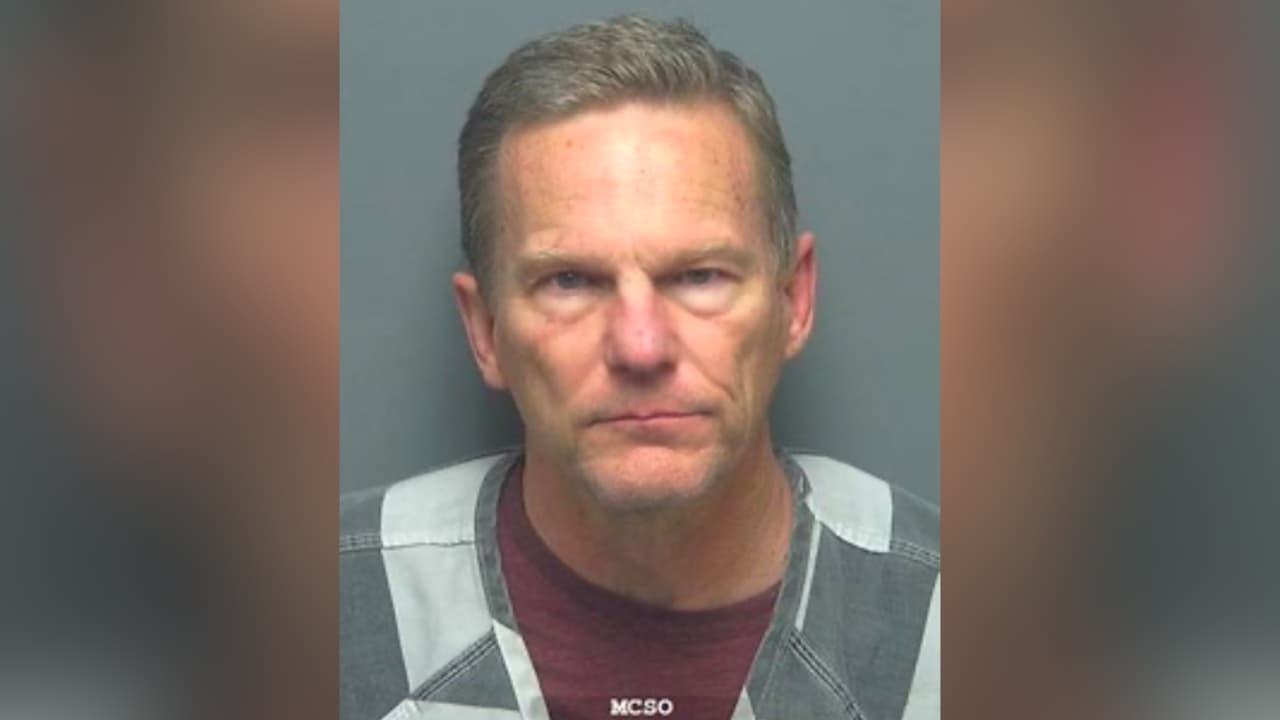 Los investigadores dieron a conocer que uno de los arrestados es Lawrence Clayton Hopkins, pastor de jóvenes en Midlothian, College Station y Baytown. Dada la naturaleza del delito, MCDAO pide a cualquier persona que tenga información sobre posibles víctimas asociadas con Hopkins que se comuniquen a la oficina del precinto 3 del condado Montgomery al 936-538-3438.
<br>