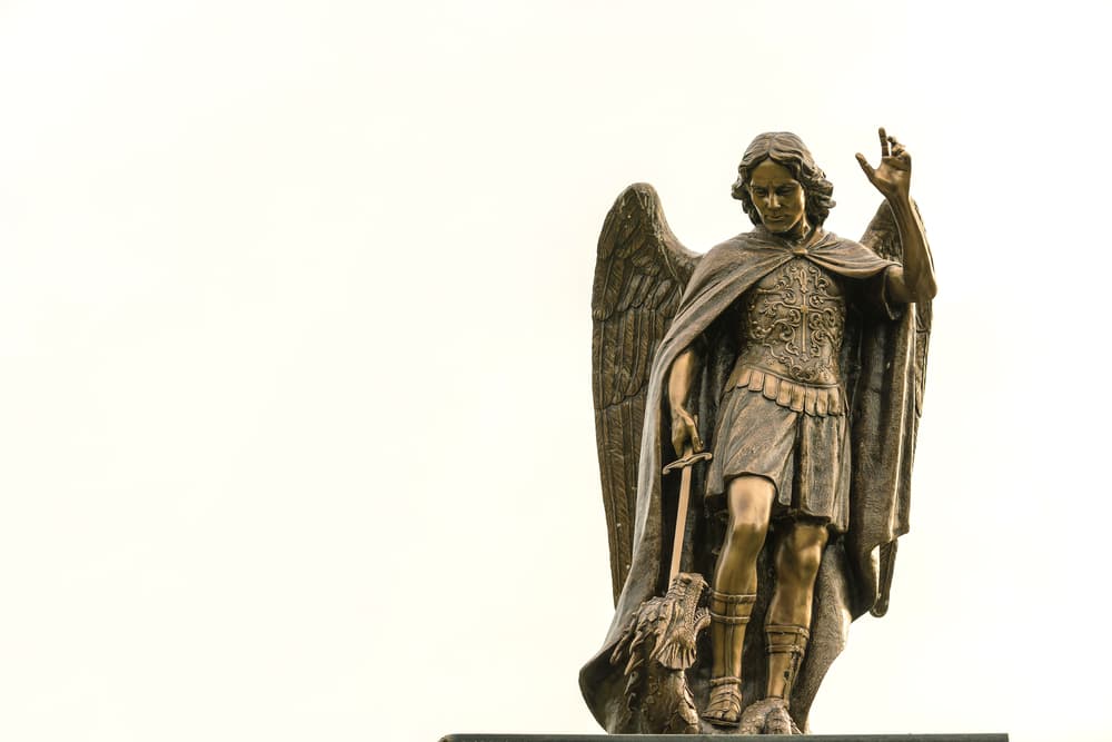 Pero, ¿qué papel juega en las escrituras y en la religión el arcángel Miguel y por qué se le considera el santo patrono protector? Te contamos varios detalles religiosos sobre él.