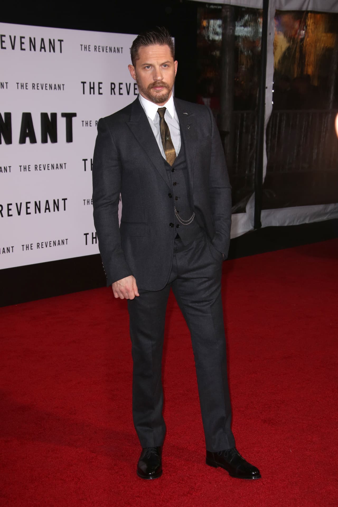 Tom Hardy, co-protagonista junto con Leo, fue otro que arribó guapísimo.