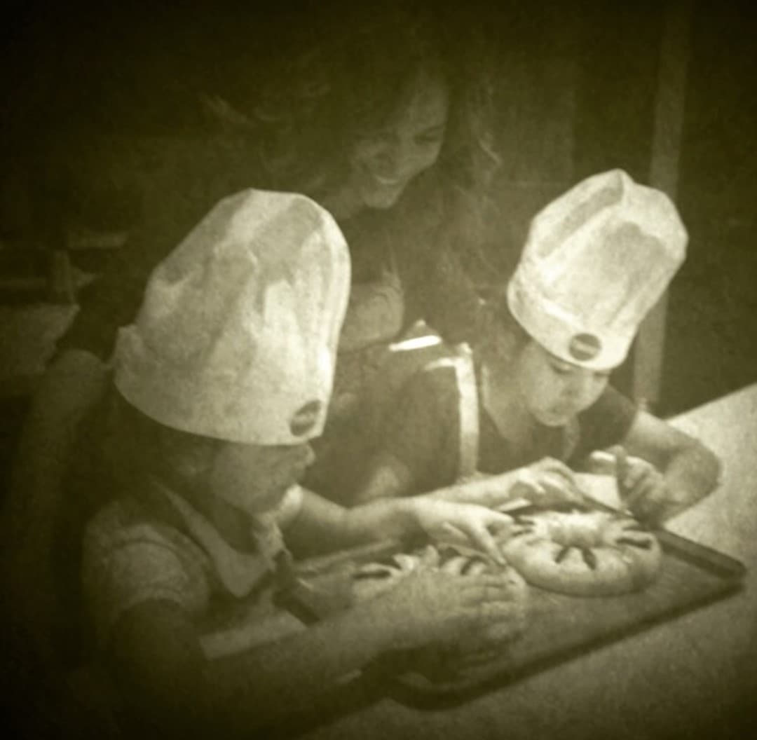 Los secretos de cocina se pueden transmitir de generación en generación, por lo que Karla no duda en instruir a sus pequeñas en la cocina, también como un homenaje a su amada abuela.
<br>