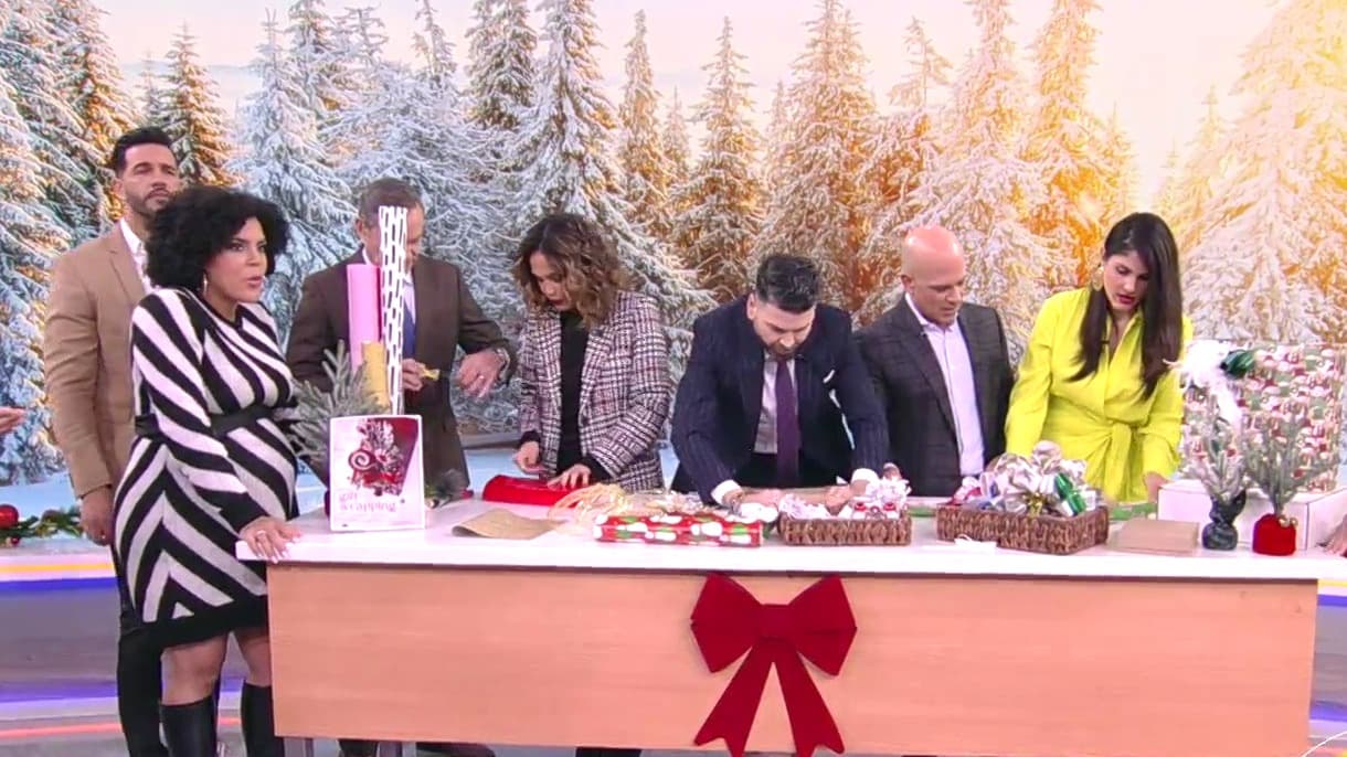 ¿Quién envolvió mejor el regalo? Karla Martínez, Jomari Goyso, Dr. Juan y Astrid Rivera en competencia navideña