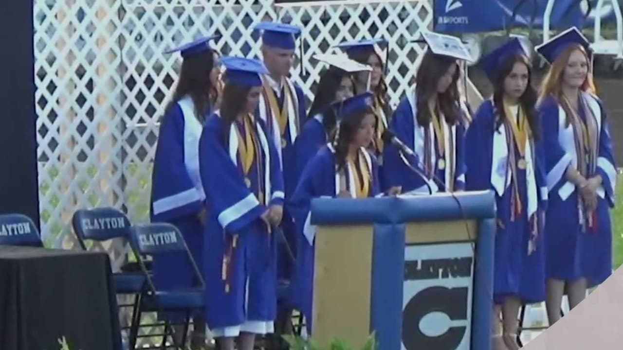 Estudiante cuestionó a ICE durante discurso de graduación y fue interrumpida por la directora