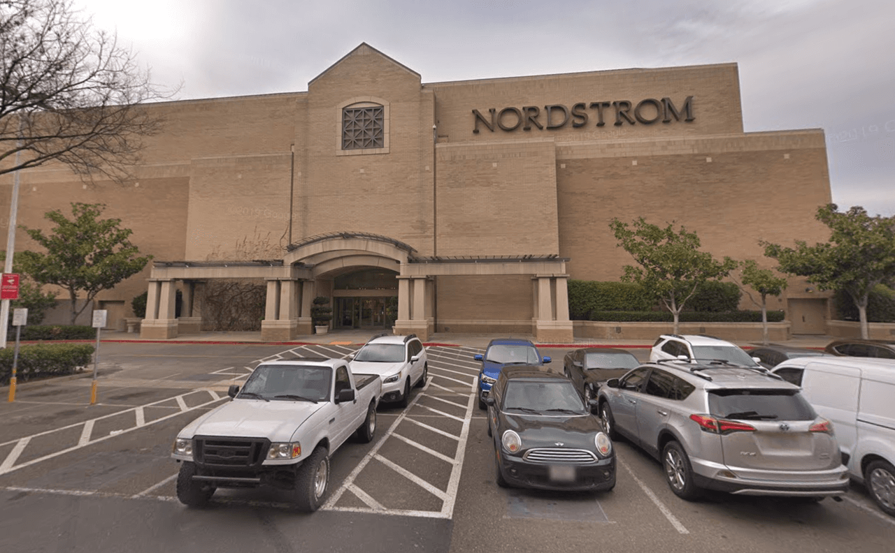 Nordstrom Sacramento: Localizado en el 1651 Arden Way.