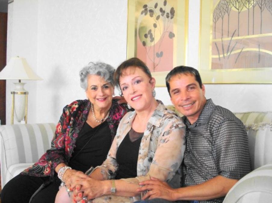 En esta imagen aparece junto a la primera actriz Queta Lavat y su amigo Cheli Landa.