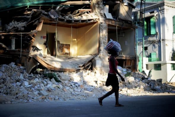 Sumido en la aletargada recuperación tras el terremoto que destruyó la capital y sin contener una epidemia de cólera, Haití comienza el 2011 en medio de una crisis política que mantiene indefinida la elección de un nuevo presidente que permita impulsar la reconstrucción del país.