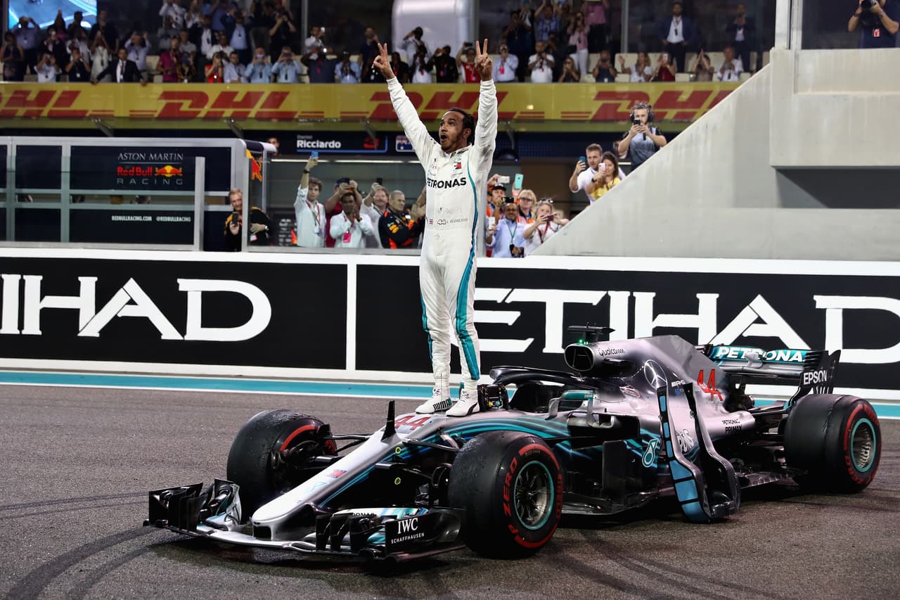 Lewis Hamilton celebró el triunfo de la última carrera de la temporada, en la que ya se había coronado campeón previamente.