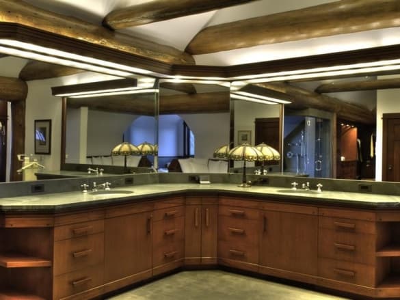 La suit principal mide 2,200 pies cuadrados, con libreros empotrados, chimenea de gas y dos balcones privados.