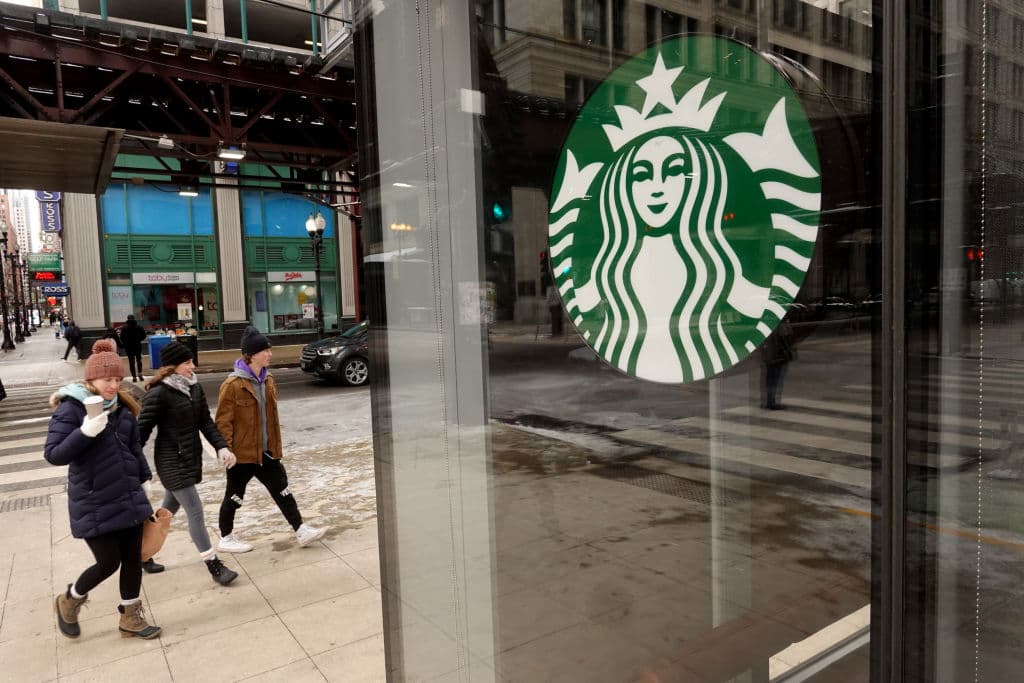 <h2 class="cms-H2-H2">Starbucks</h2>
<br>
<br>
<b>- Acción de Gracias y Black Friday:</b> Los horarios de las tiendas de Starbucks pueden variar según el lugar y el establecimiento, así que es mejor que chequees en el sitio web que tiene la compañía para localizar sus tiendas. Una portavoz de Starbucks, citada por 
<i>The New York Times</i>, dijo que muchas tiendas estarán abiertas el jueves y el viernes, pero los horarios varían y se pueden ajustar según las necesidades de los clientes.