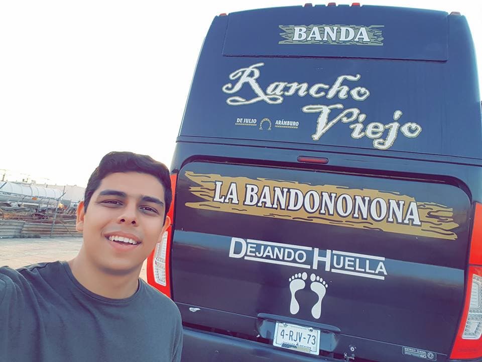El joven cantante dijo que este tipo de situaciones, desafortunadamente son cosas a las que están expuestos los músicos. "La mayor parte de nuestro tiempo la pasamos en el autobús o en los aviones a eso nos exponemos quienes nos dedicamos a esto, y si para ustedes las fotos del choque fueron impactantes, imagínense en vivo. Fue un milagro que Evaristo y Cristóbal, nuestros choferes, hayan resultado ilesos".
