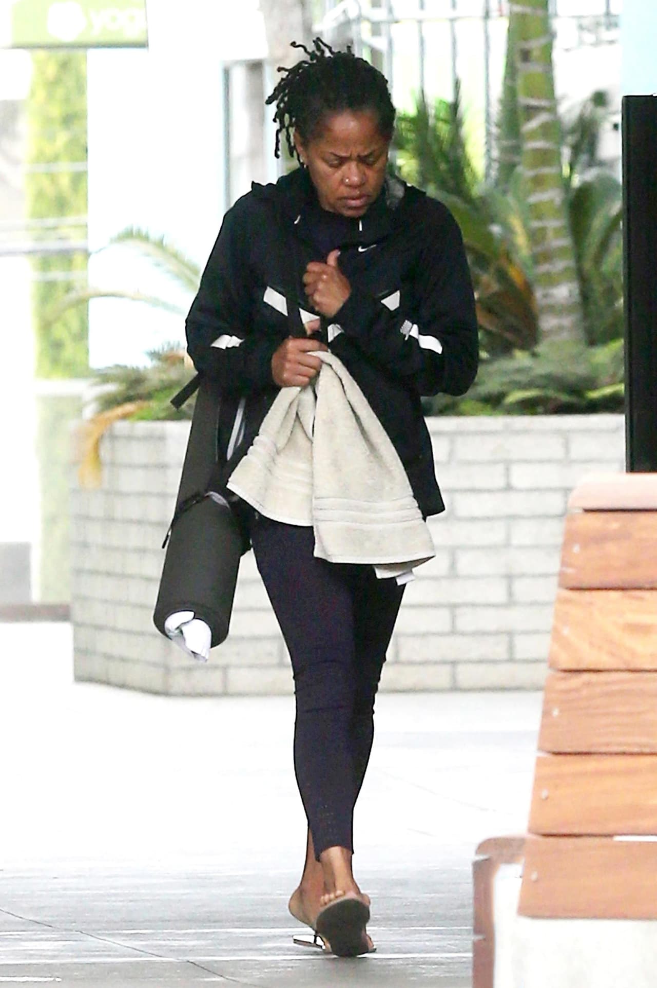 "Sus amigos le preguntan qué tal estuvo la boda, cómo estuvo la comida, qué tan feliz está Meghan y todo lo que hace Doria es encoger sus hombros. No dice una sola palabra. Es tan triste. La pobre mujer se ve y se siente miserable", añadieron.