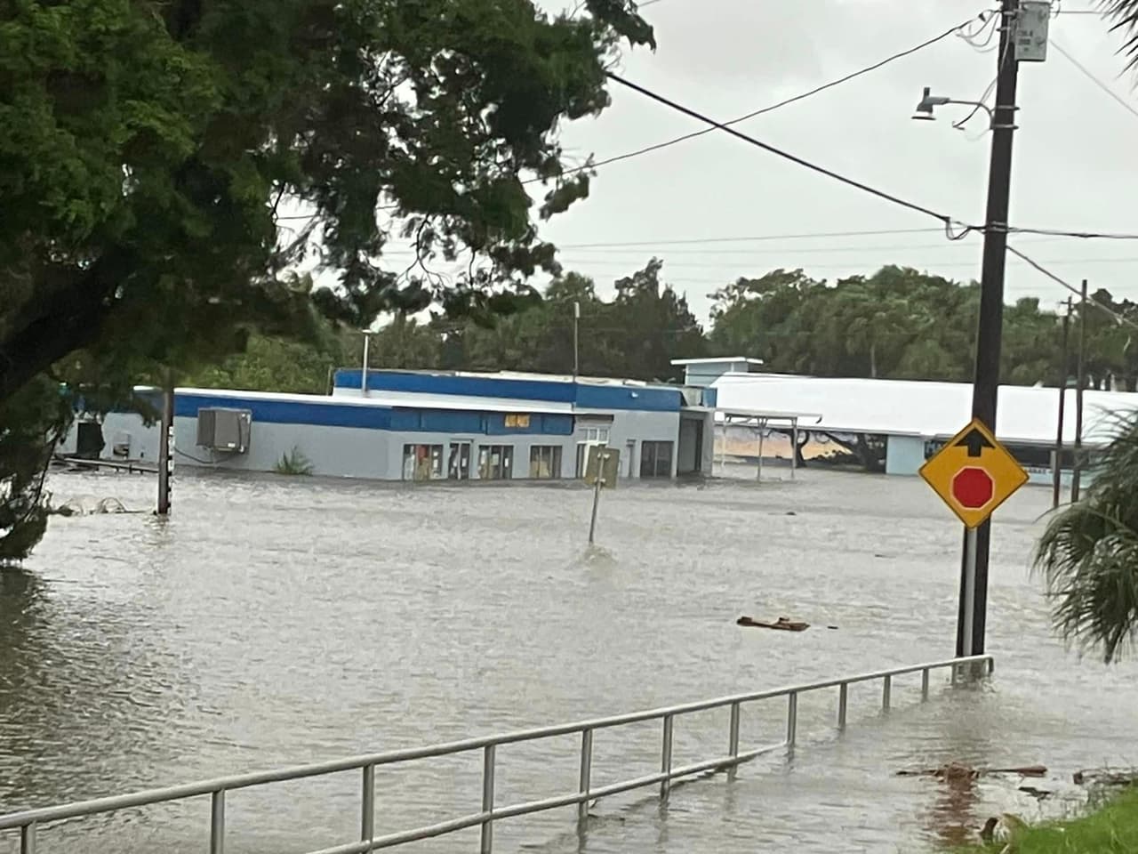 Negocios bajo el agua, tras las inundaciones en Cedar Key, reportadas esta mañana con el paso del huracán Idalia.