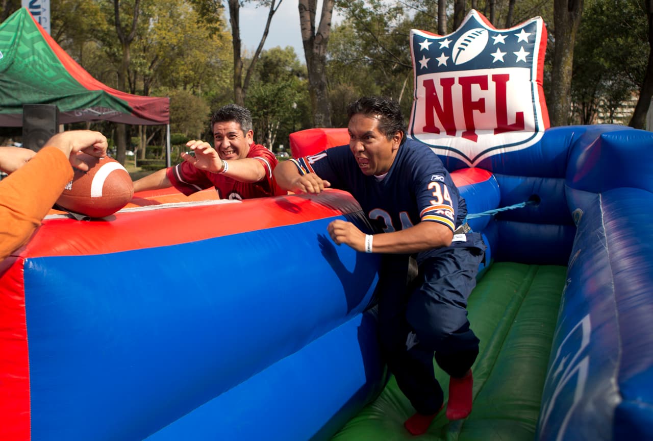 La NFl ha expandido su capacidad para promover el fútbol americano en México y lo ha hecho con programas en las escuelas públicas.