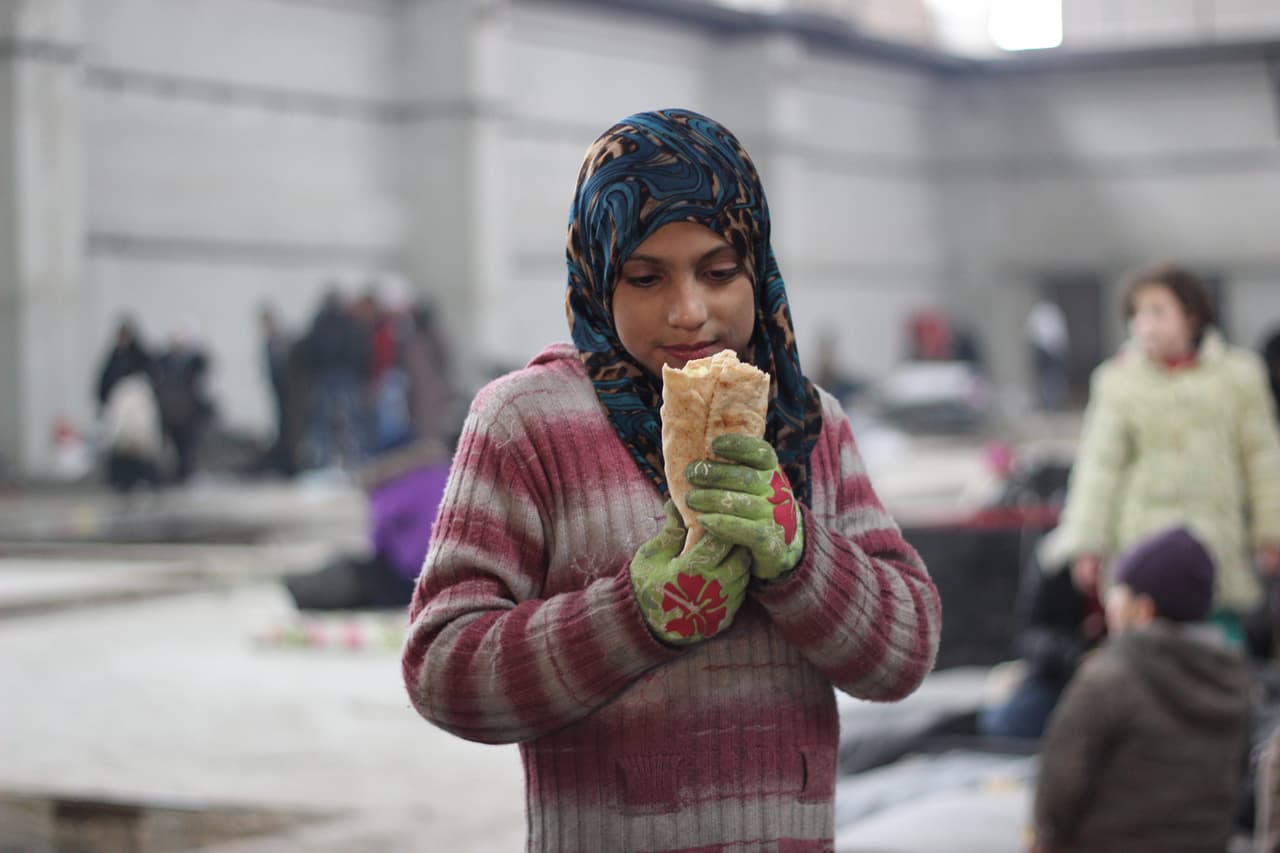 Una niña come en el refugio de Jibreen, Siria, que alberga a unas 8.000 personas. Unos 31,500 habitantes del este de Alepo han sido desplazados desde el 24 de noviembre y aproximadamente la mitad de ellas son niños. Muchos de estos pequeños solo han tenido acceso a alimentos básicos durante los meses que ha estado sitiada la ciudad. UNICEF está proporcionando alimentos, agua potable, atención médica, vacunas y apoyo psicológico a los niños desplazados. 1 de diciembre de 2016.
<br>