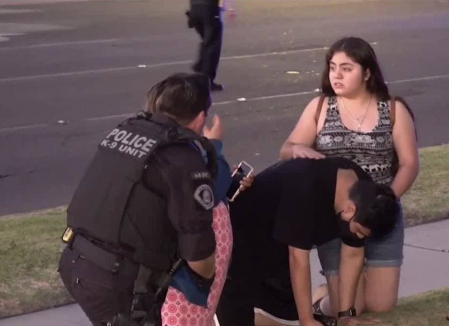 "Yo la vi ahí en el piso", dice entre lágrimas Álvarez, 
<b>"traté de resucitarla lo más que podía, pero no, en ese momento sentí que era una pesadilla"</b>.