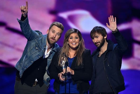Lady Antebellum subieron felices por su presea de Dúo o Grupo Favorito de Country.