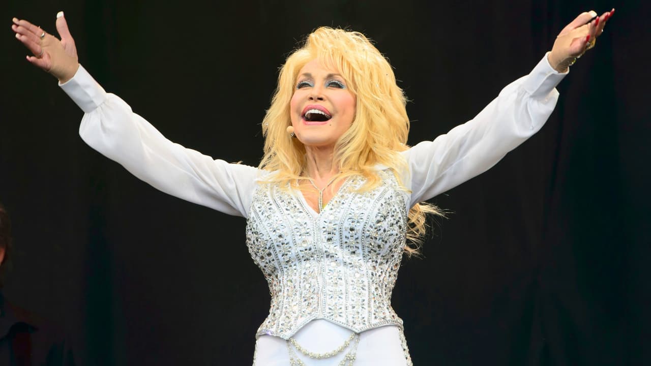 Mucho antes de aparecer vestida como una porrista de los Dallas Cowboys ante millones de personas, 
<b>Dolly Parton ya había cantado en Arlington y Fort Worth.</b> 
<br>Décadas después, 
<b>su nombre también terminaría llegando a miles de hogares de Tarrant</b> a través de libros gratuitos para niños. 
<br>La cantante y compositora 
<b><a href="https://www.univision.com/noticias/estados-unidos/dolly-parton-reina-de-la-musica-country-muere-a-los-80-anos" target="_blank">murió este martes 25 de agosto a los 80 años,</a></b> según confirmó su familia. 
<br>Su muerte vuelve la mirada hacia una relación con el norte de Texas que atravesó más de medio siglo 
<b>y pasó por estadios, escenarios, televisión y un programa de lectura que sigue presente en la región</b>.
<br>Estos son 
<b>cinco momentos que ayudan a contar esa huella. </b>
<br>
<br>
<a href="https://www.whatsapp.com/channel/0029VafZxTzGpLHXXhtL0Y3A" target="_blank">📲 Únete a nuestro canal de WhatsApp: Haz clic aquí para estar al tanto de las últimas noticias e historias de tu comunidad</a>