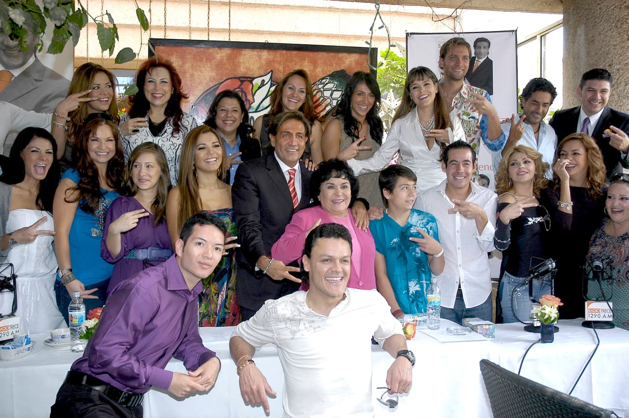 'Hasta que el dinero nos separe' marcó el regreso de Pedro Fernández a las telenovelas tras 15 años de ausencia. Ahí dio vida a Rafita, un hombre que se ve obligado a trabajar para Alejandra Álvarez (Itatí Cantoral) después de que, tras un accidente de tránsito, él terminara tras las rejas.