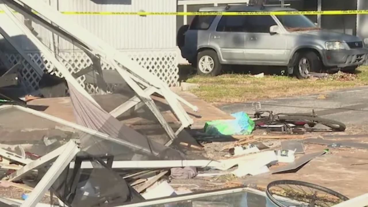 Pareja sobrevive a choque de pick-up en su casa móvil; conductor huyó tras el impacto