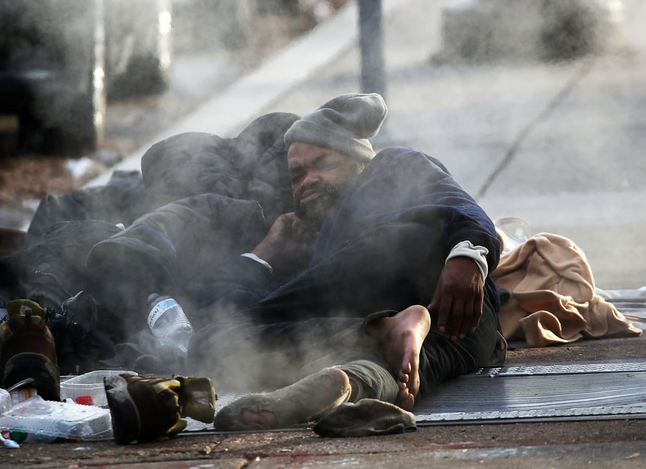 La ola polar ya causó 16 muertes en varias zonas del país y hay quienes aseguran que aún falta lo peor. Los meteorólogos catalogan al fenómeno que comenzará en la noche del miércoles como una suerte de versión invernal de un ciclón tropical. En la fotografía, un indigente descansa en una calle de Washington DC antes de la llegada del temporal.