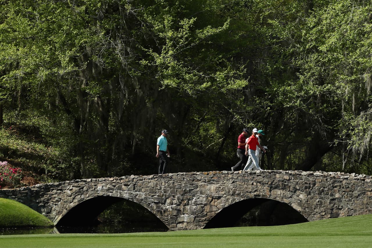 La fiesta del Masters de Augusta dejó bellas postales de los paisajes y el colorido en el Augusta National Golf Club, escenario testigo del segundo día de prácticas del torneo grande del golf mundial.