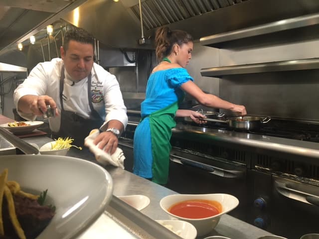 Ya checaste las habilidades de Francisca para menear la cuchara.