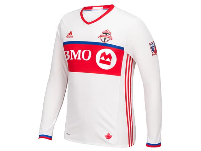 La versión de mangas largas de la camiseta alternativa para Toronto FC durante 2016.