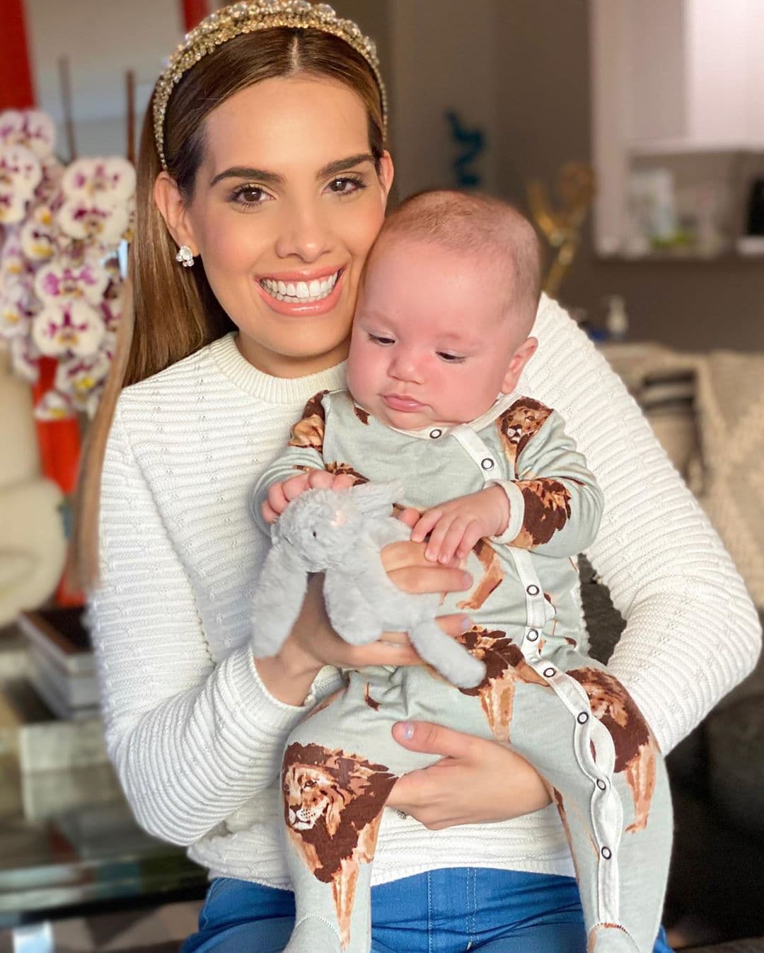 Andrea Chediak es mamá primeriza y durante esta cuarentena se ha ingeniado para cuidar a su bebé Diego, de 6 meses, mientras realiza sus reportajes de moda desde su hogar.