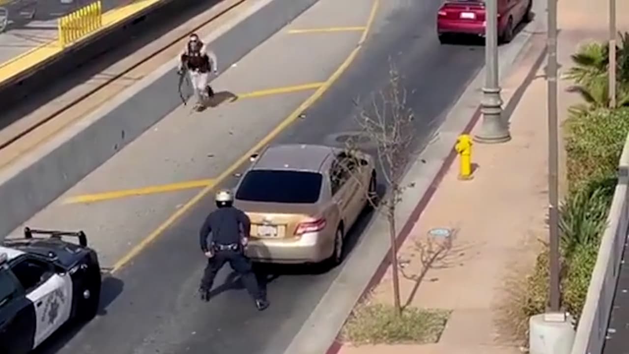 Parada de tránsito desata tiroteo cerca de restaurante King Taco en este de Los Ángeles