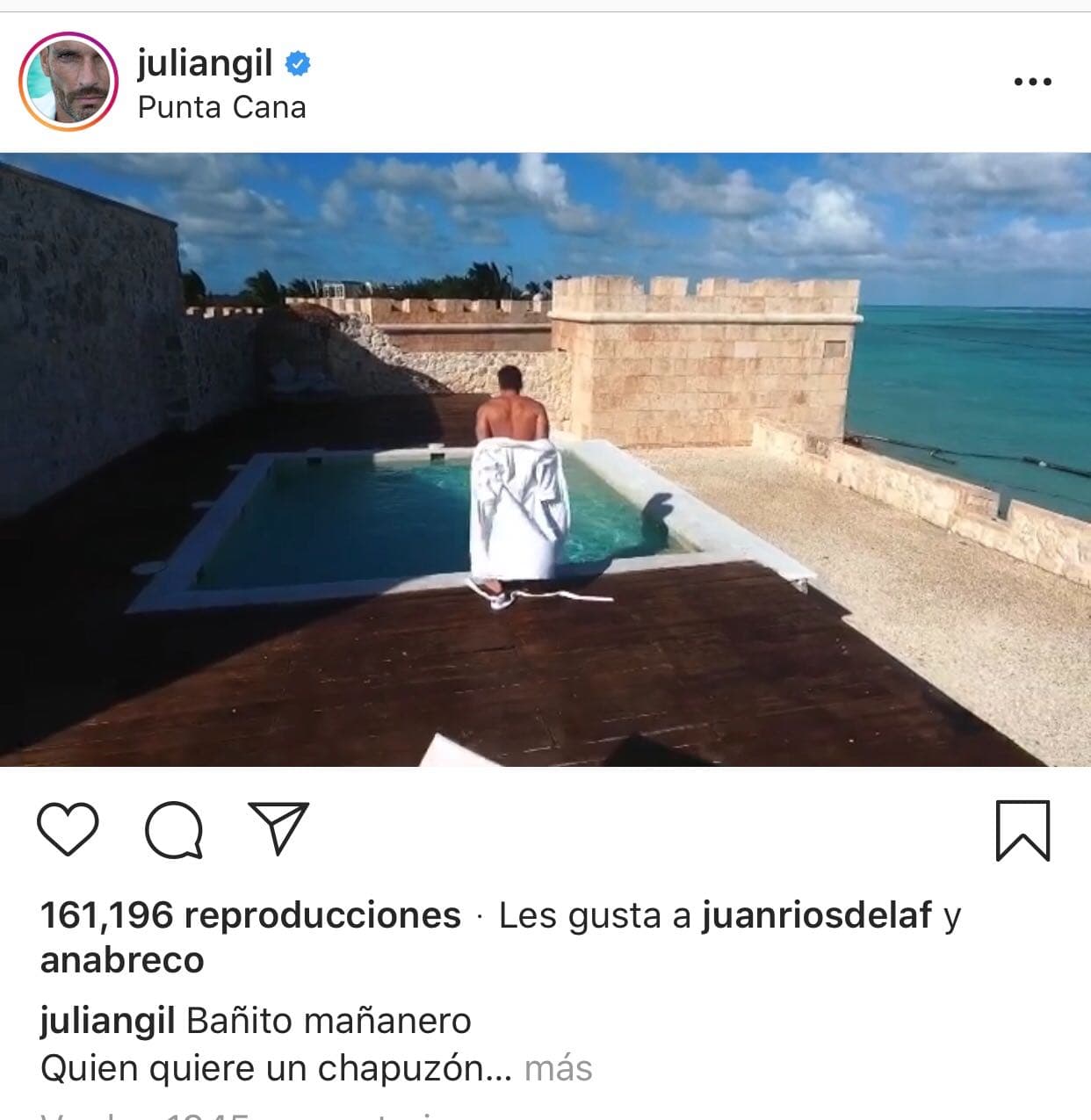 En el clip el actor aparece en bata mientras camina hacia una piscina.
<br>