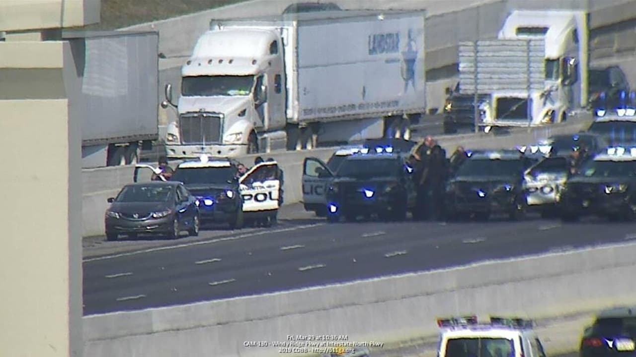 Luego de que al principio no se detuviera, el hombre posterioremente se estacionó a un lado de la autopista.