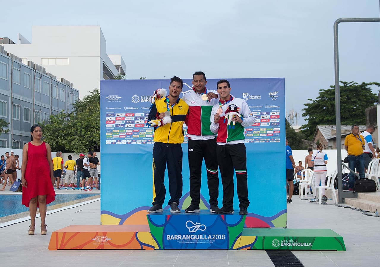En la premiación del trampolín de un metro, los mexicanos Jahir Ocampo con el Oro (centro) y Rommel Pacheco con el bronce (derecha).