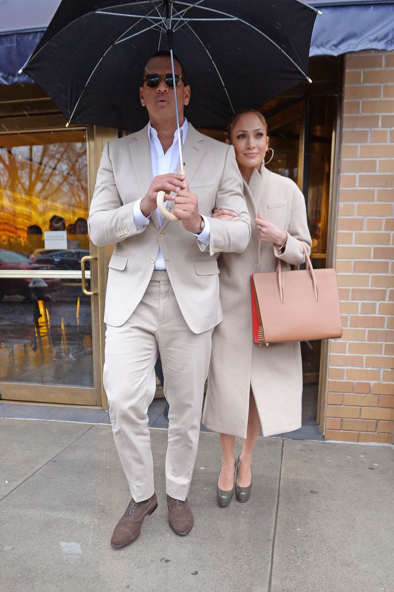 J.Lo fue toda sonrisas a pesar de la lluvia.