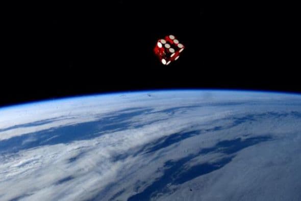 Un simple juguete de mi niñez me sirve para una imagen nueva desde el espacio. Fotos: @astro_reid