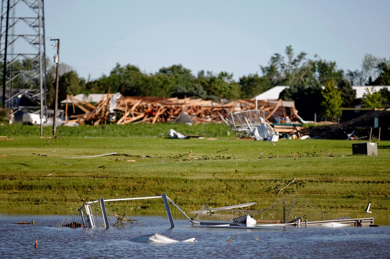 Autoridades de Coal City dijeron que al menos unos 50 edificios habían resultado con daños, pero la cifra podría llegar a 100.
